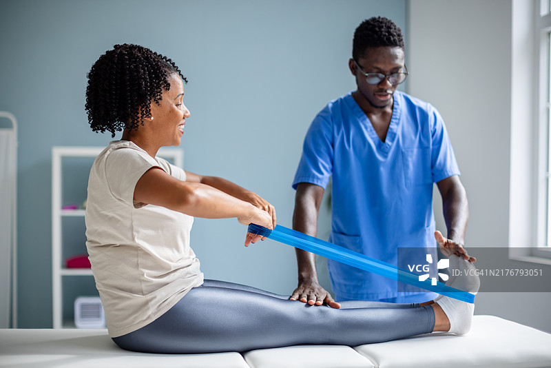 物理治疗课程中的阻力带锻炼图片素材