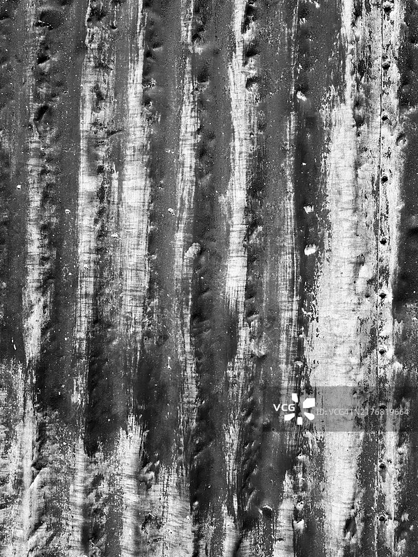 葡萄牙波尔图的彩色波纹金属板黑白特写图片素材