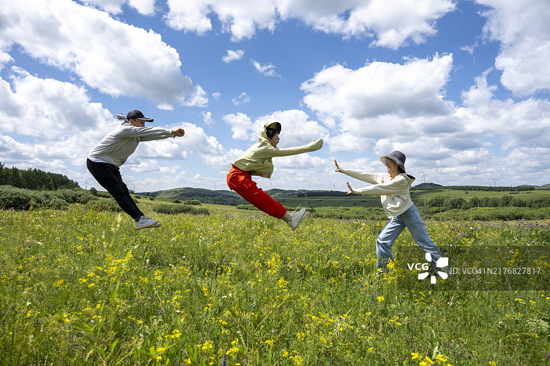 三口之家跳跃的动作图片素材