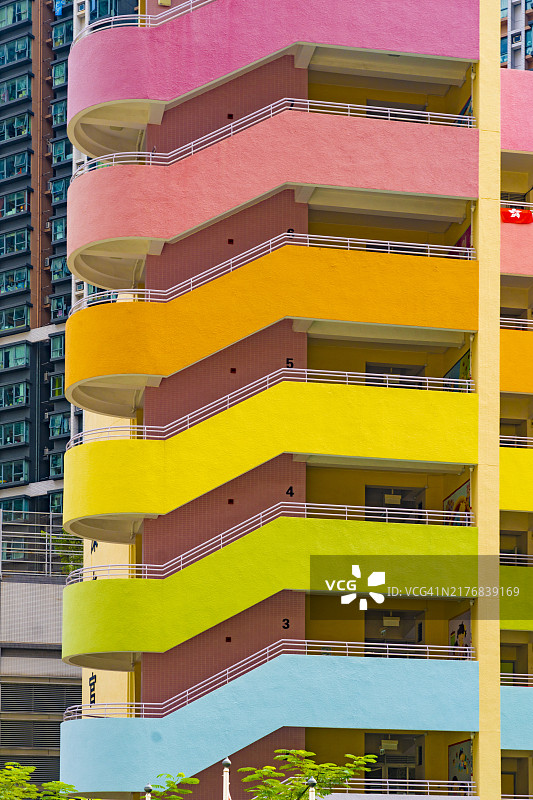色彩鲜艳的建筑楼梯，美丽的现代彩虹色建筑图片素材