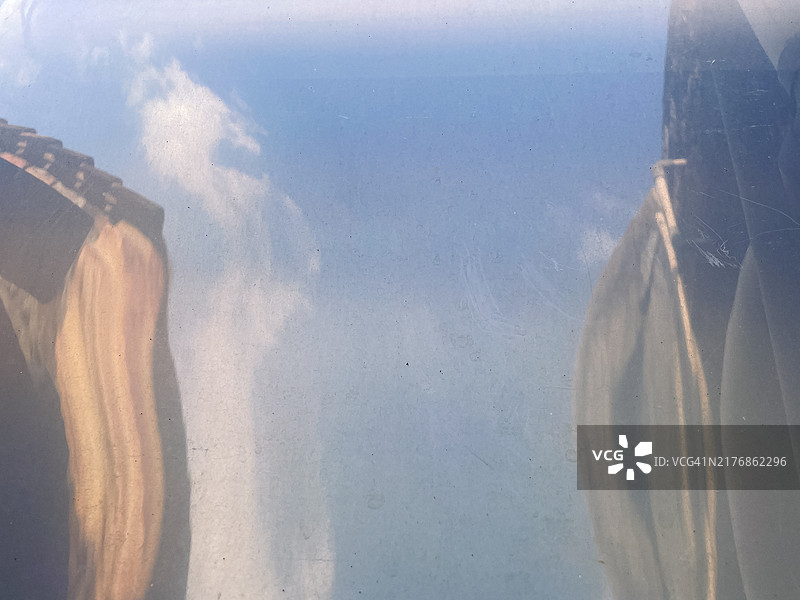 多云天空倒影图片素材