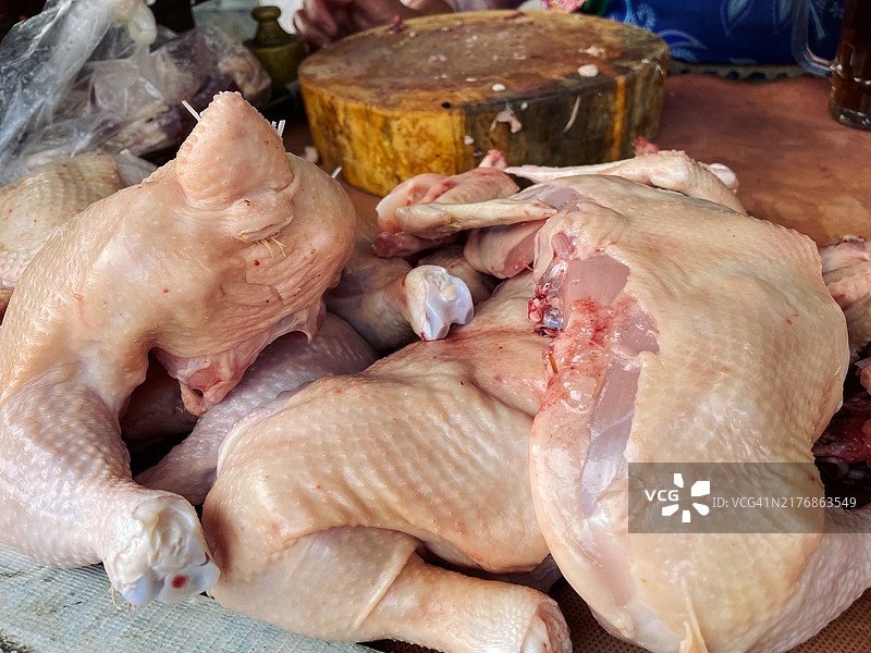传统市场上出售的生鸡肉图片素材