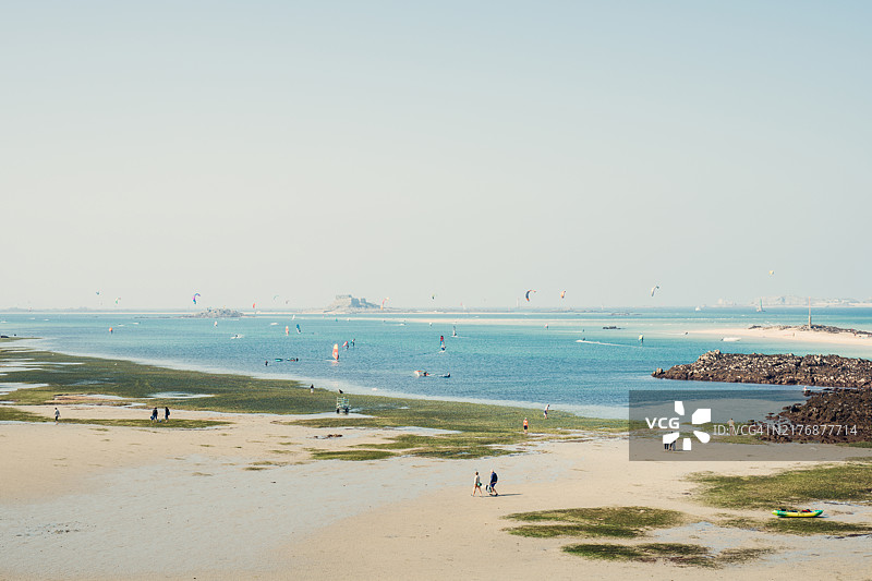 法国布列塔尼迪纳尔海滩海岸风光图片素材