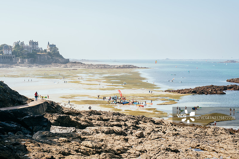 法国布列塔尼迪纳尔海滩海岸风光图片素材