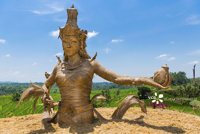 印度尼西亚巴厘岛Jatiluwih梯田的稻米女神Dewi Sri雕像图片素材