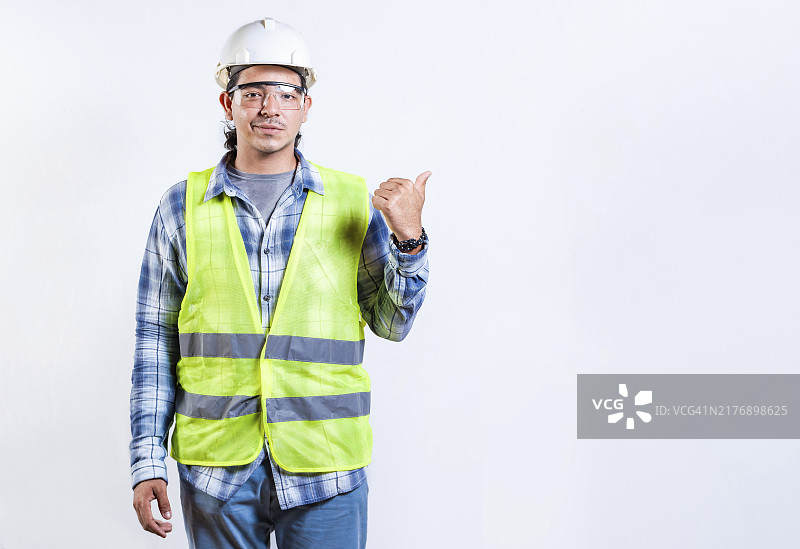 指向广告的男建筑工程师图片素材