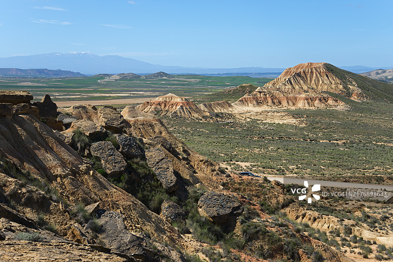 广阔的红色山丘和岩石裸露地景观，位于西班牙巴尔德内斯雷亚莱斯自然公园，一片沙漠半沙漠景观图片素材