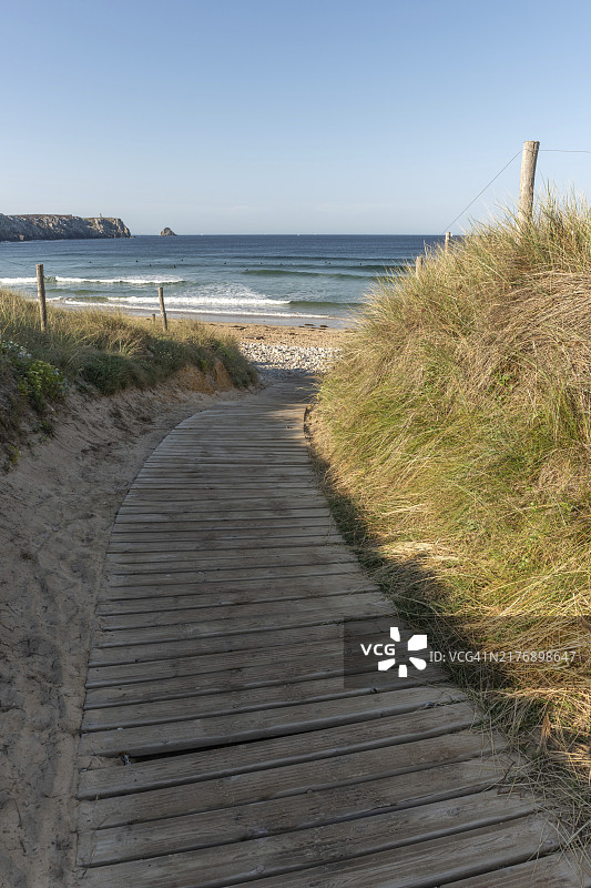 通往伊罗兹海彭哈特海滩的道路，卡马雷，克罗宗，菲尼斯泰尔，布列塔尼，法国，欧洲图片素材
