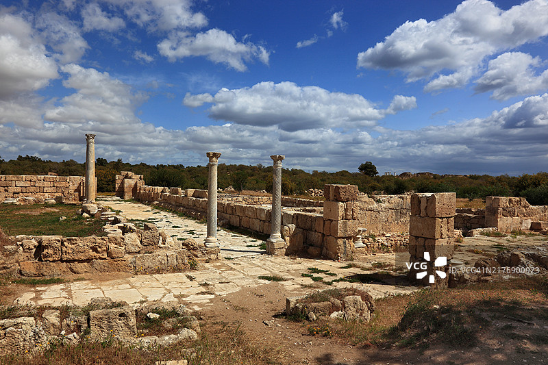 位于地中海东部塞浦路斯法马古斯塔以北6公里处的萨拉米斯古城遗址图片素材