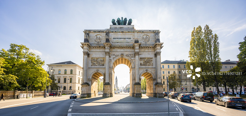 逆光拍摄：慕尼黑巴伐利亚州利奥波德大街的凯旋门，新古典主义建筑图片素材