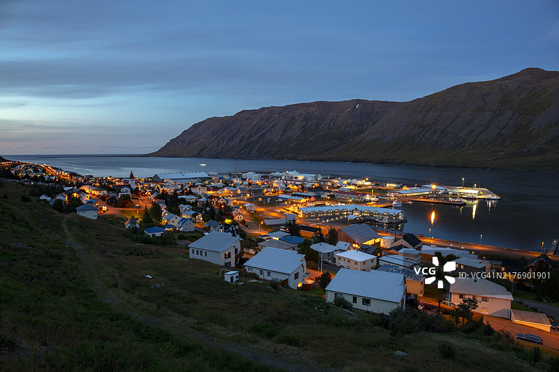 冰岛锡格吕菲厄泽峡湾和城镇景色图片素材