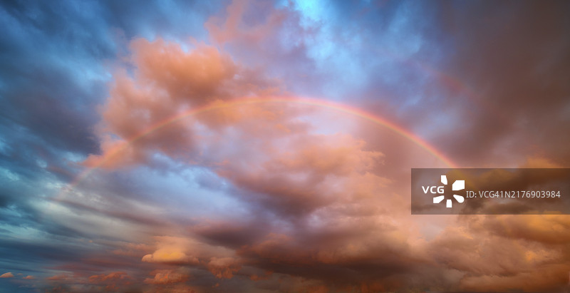 日落时暴风云大气天空中的彩虹图片素材