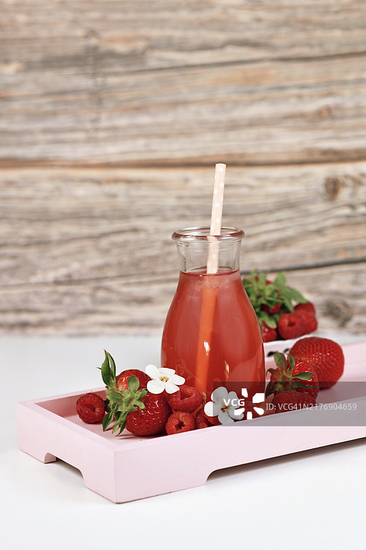 自制草莓覆盆子罐装水果柠檬水图片素材