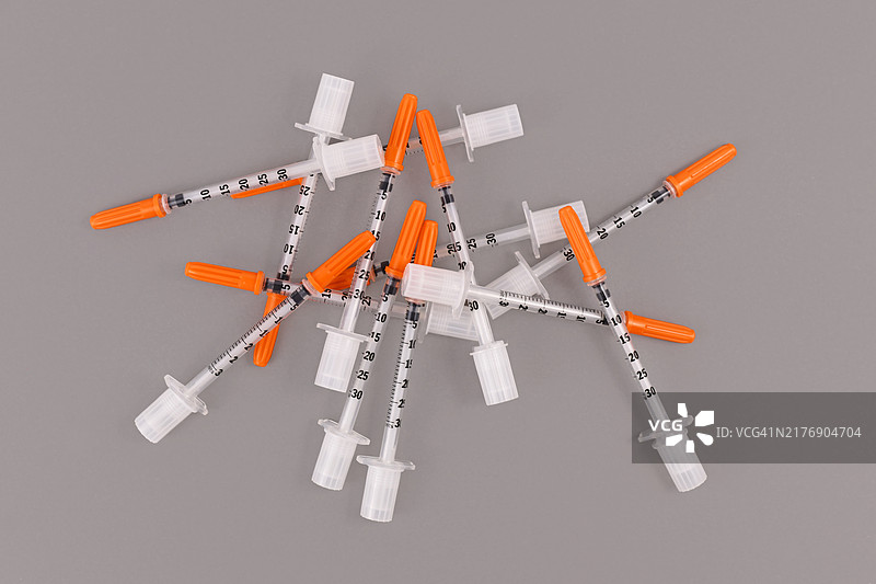 灰色背景上用于治疗糖尿病的0.3毫升U100胰岛素注射器图片素材