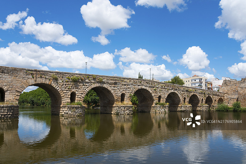 西班牙梅里达瓜地亚纳河上的罗马古石桥图片素材