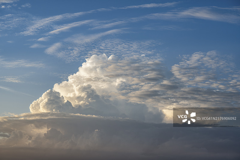 施瓦本阿尔布上空高耸的积雨云，被傍晚的阳光照亮图片素材
