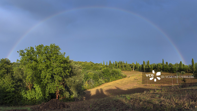 傍晚光线下托斯卡纳的自然风光，天气，雨，阳光，戏剧性，乡村，旅游，旅行，彩虹，意大利，欧洲图片素材