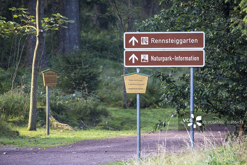 图林根森林中受欢迎的徒步旅行路线伦斯泰格，带有路标。德国图林根州奥伯霍夫，欧洲图片素材