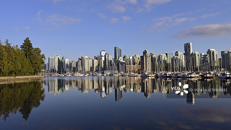 从加拿大温哥华斯坦利公园拍摄的煤港天际线图片素材