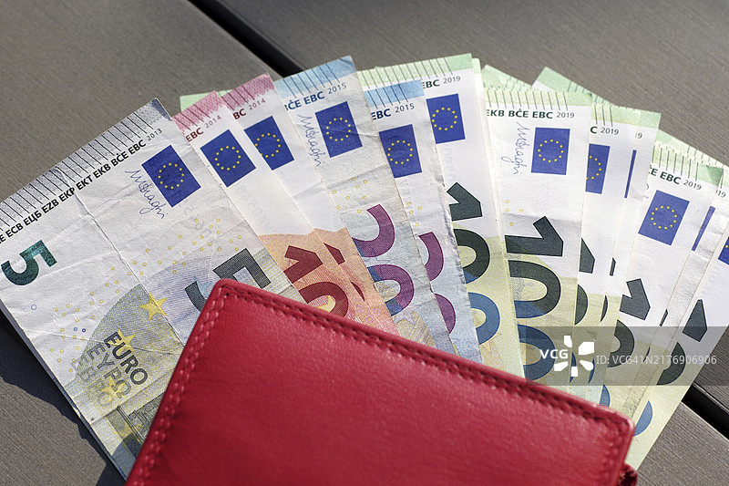 纸币、欧元、钱包、隔层，一个红色钱包里装着从5到100欧元的纸币图片素材
