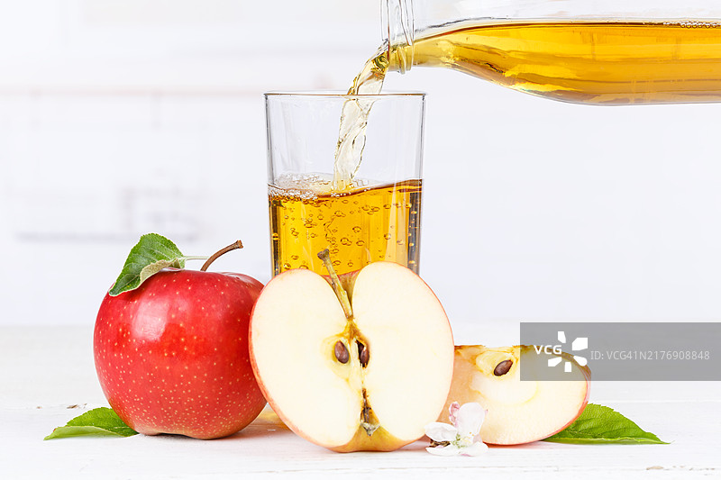 倾倒的苹果汁，苹果水果汁文本留白图片素材