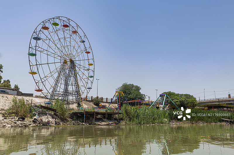 伊拉克巴格达底格里斯河畔的摩天轮图片素材