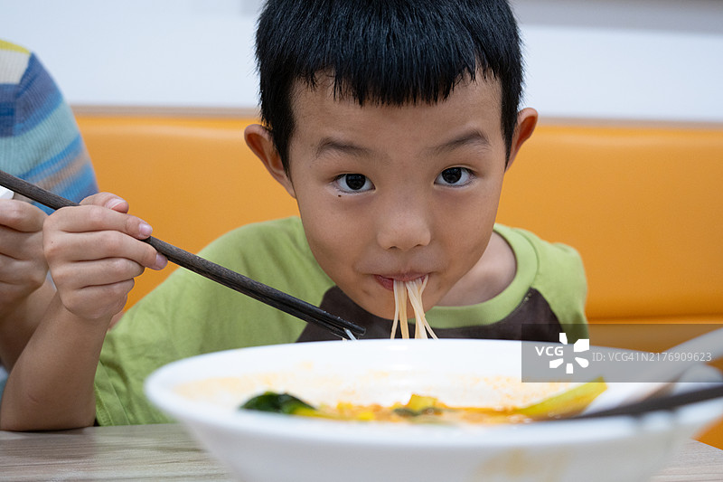 中国儿童吃面条图片素材