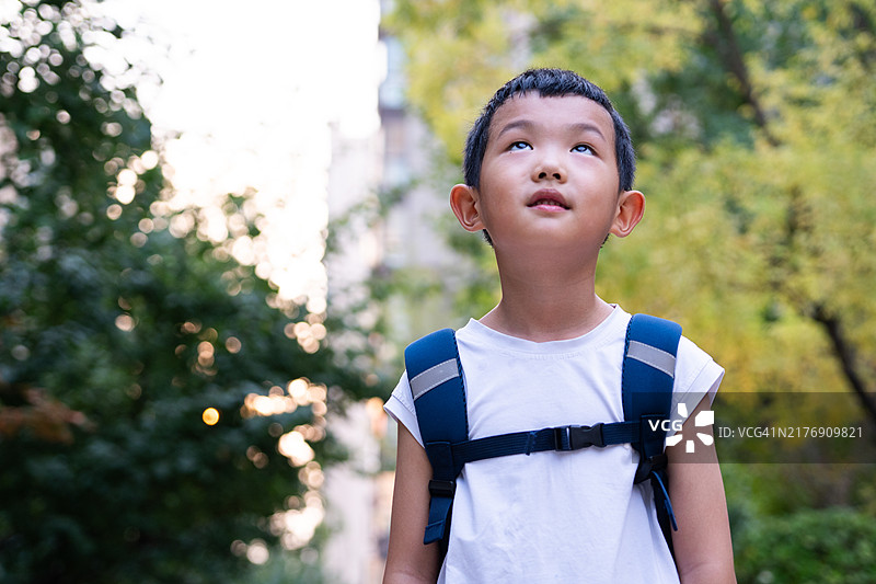 亚洲儿童背着书包准备上学图片素材