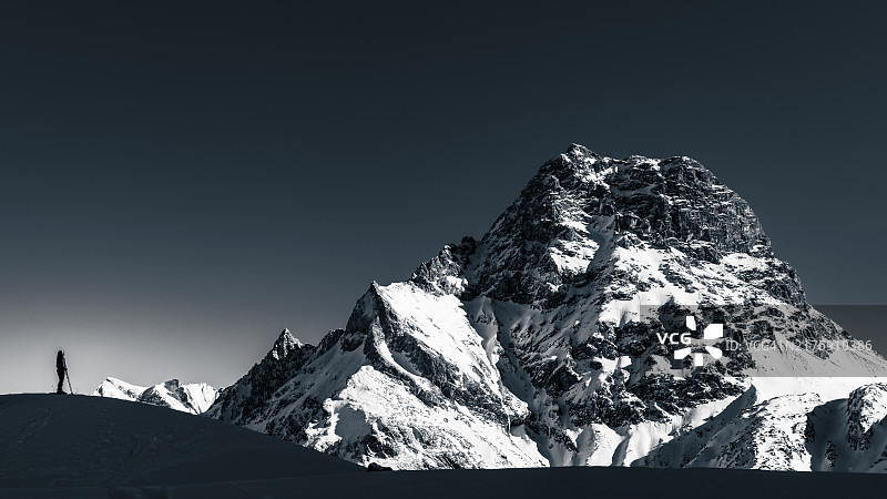 冬日维德斯坦峰顶的傍晚，登山者，黑白，奥地利弗拉尔贝格州克莱因瓦尔瑟谷巴德图片素材