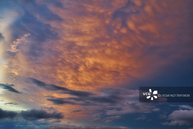 日落后黄昏时分的层积云氛围照片图片素材