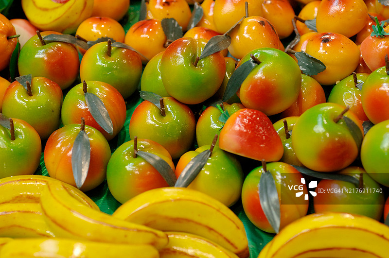 用杏仁糖制成的苹果和香蕉图片素材