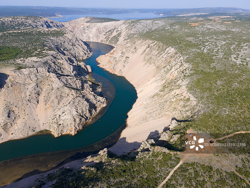 克罗地亚扎达尔县亚塞尼采兹尔马尼亚河，卡尔·梅电影的拍摄地帕里热瓦茨卡格拉维察的无人机航拍图片素材