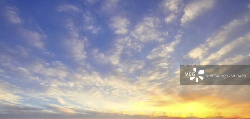 日出时分的大气卷积云图片素材