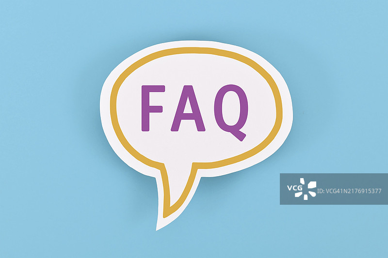 蓝色背景上的带有FAQ字母的白色对话气泡图片素材
