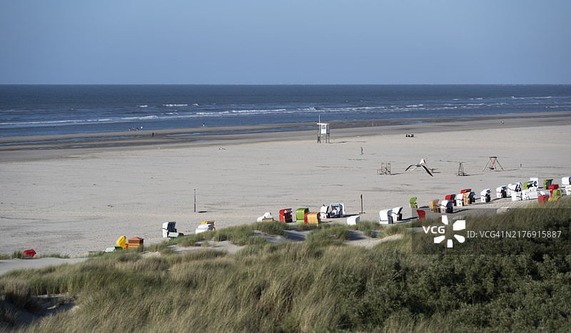 德国尤伊斯特岛海滩上的彩色沙滩椅图片素材