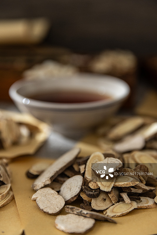 碗里的中草药汤图片素材