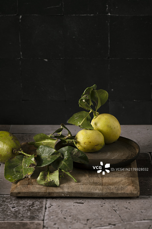 木板上的新鲜有机柠檬图片素材