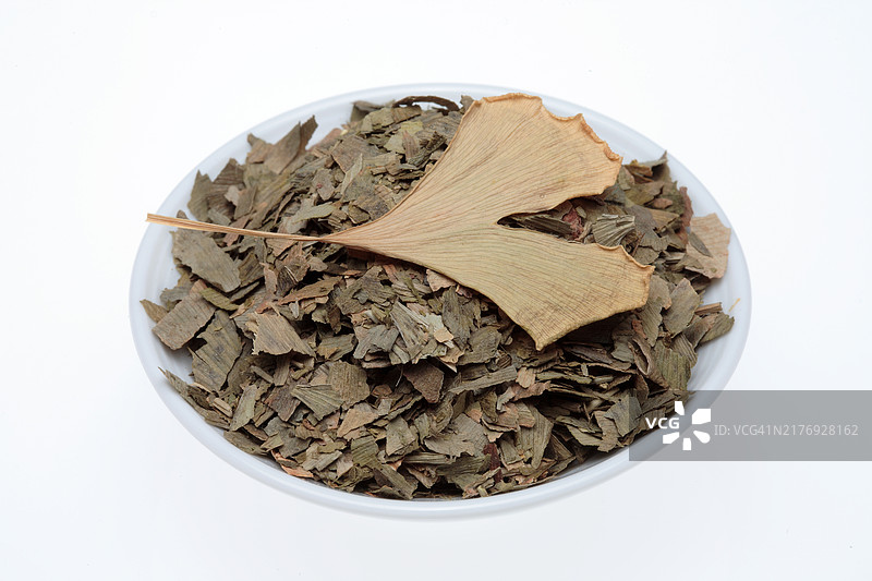 干银杏叶和整片叶子，药用上，银杏被认为具有促进血液循环的作用，因此服用植物或提取物的部分以改善精神表现图片素材