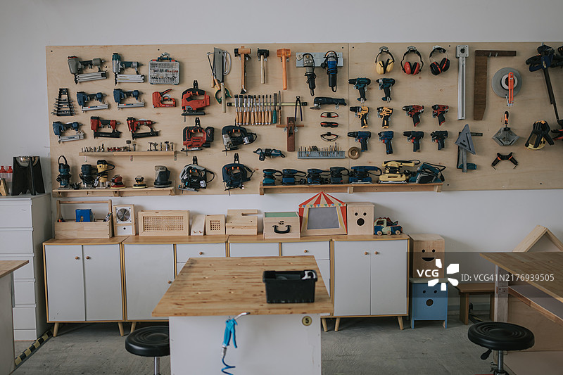 手工工具、工艺品和木工车间的工作台图片素材