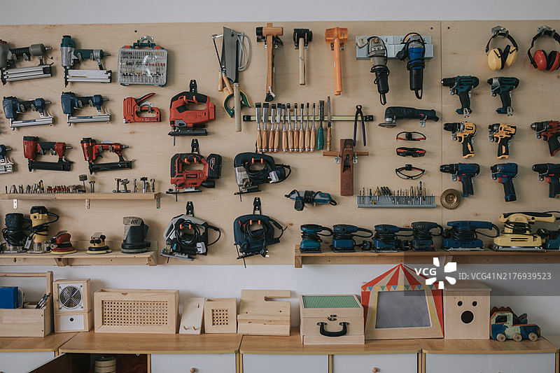 手工工具、工艺品和木工车间的工作台图片素材