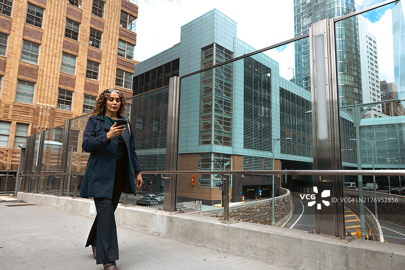 在曼哈顿市中心走向办公室的优雅女人图片素材