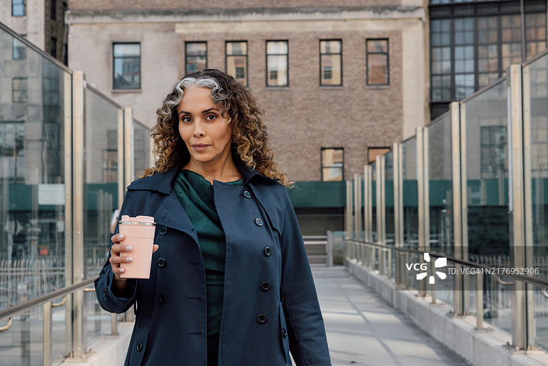 纽约市中心的优雅女人肖像照图片素材