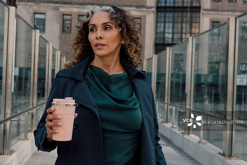 在曼哈顿市中心走向办公室的优雅女人图片素材