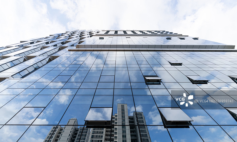 现代办公楼的玻璃幕墙图片素材