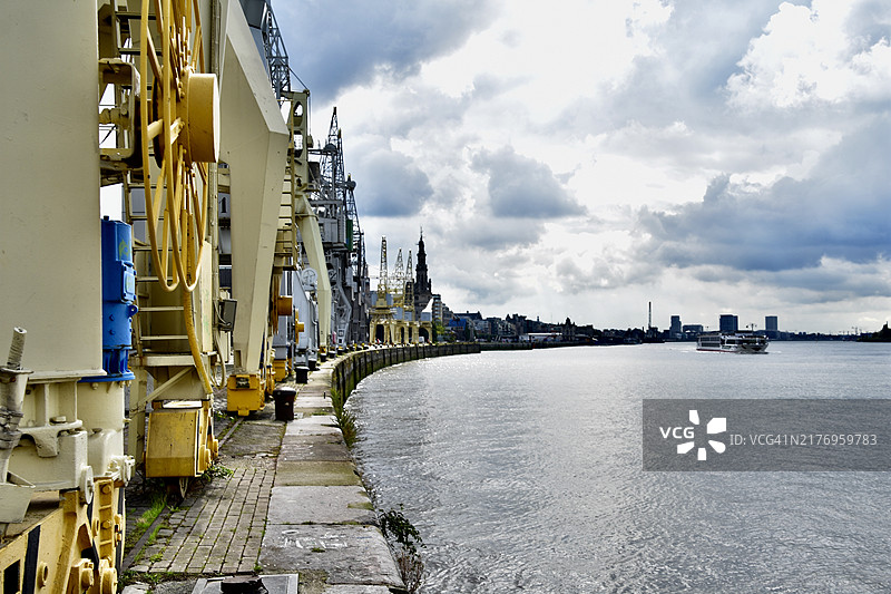 安特卫普港口起重机图片素材