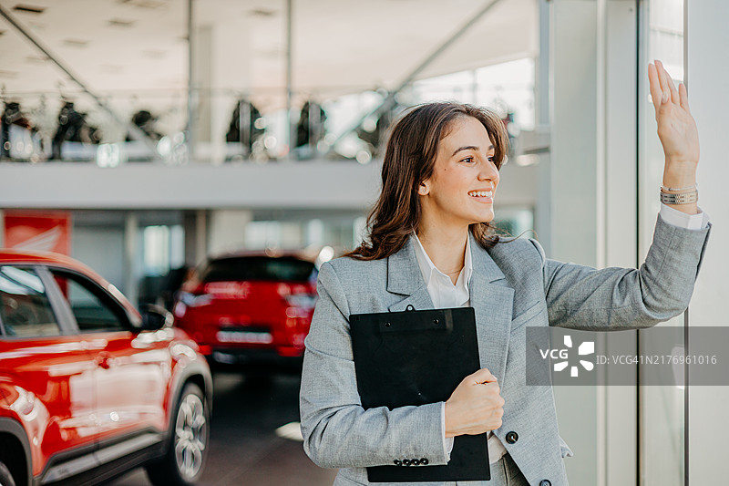 挥手致意图片素材