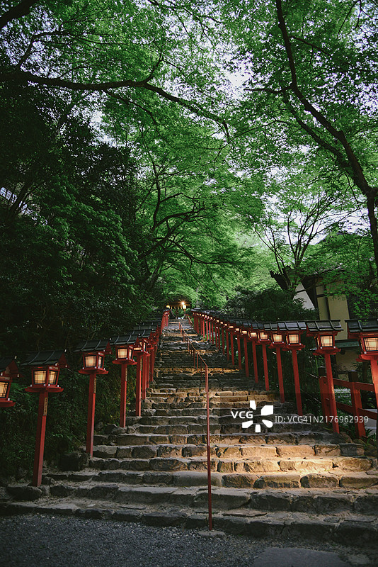 日本京都的貴船神社石阶。图片素材