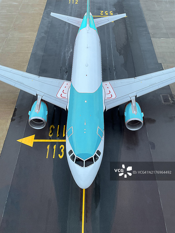 飞机滑行到登机口图片素材