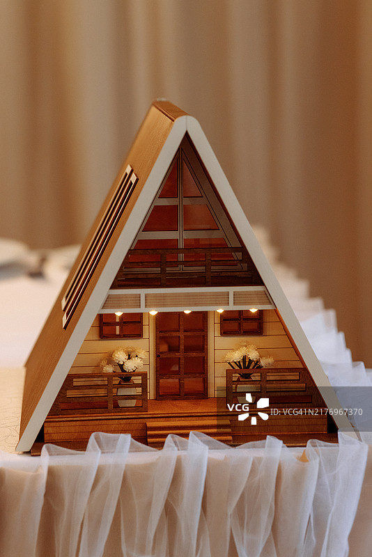 温馨的三角顶小木屋摆放在桌子上图片素材
