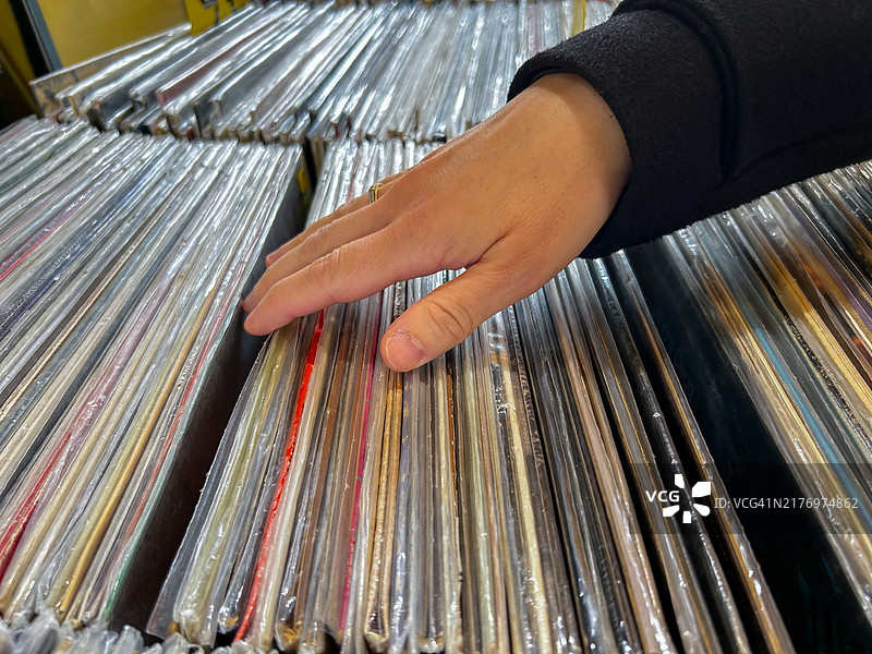 简约黑胶唱片与手图片素材